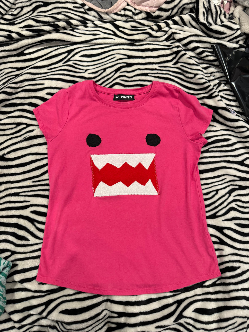 hot pink domo tee size xs/s