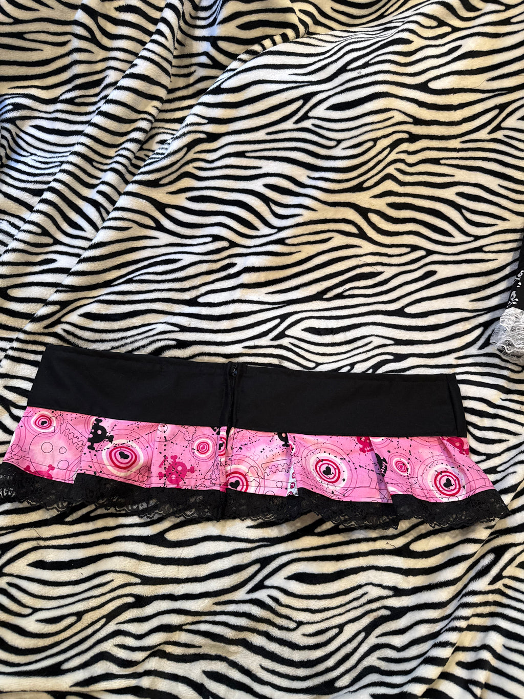 pink & black skull skirt size 2xl