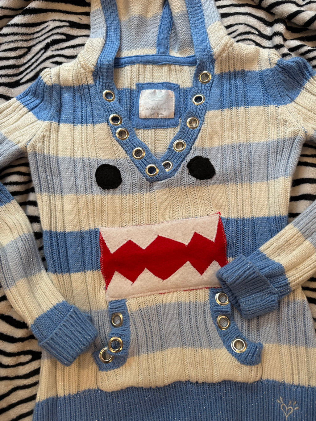 blue & white domo sweater size xs/s