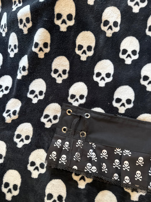 black & white skull lace up skirt size xs/s