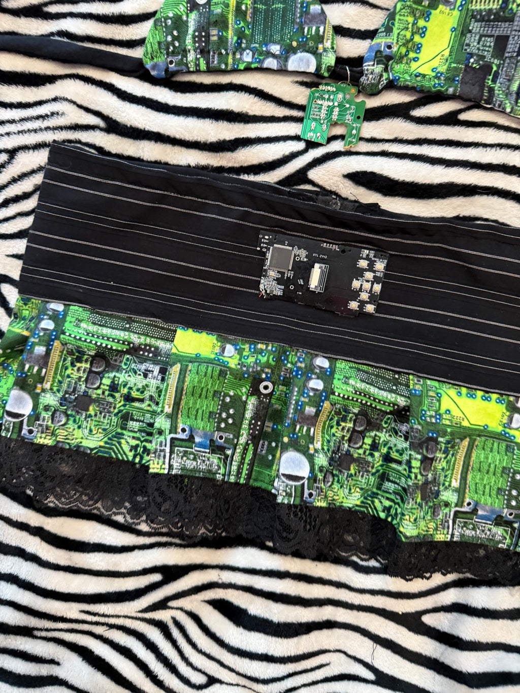 circuit board pinstripe rave set size xs