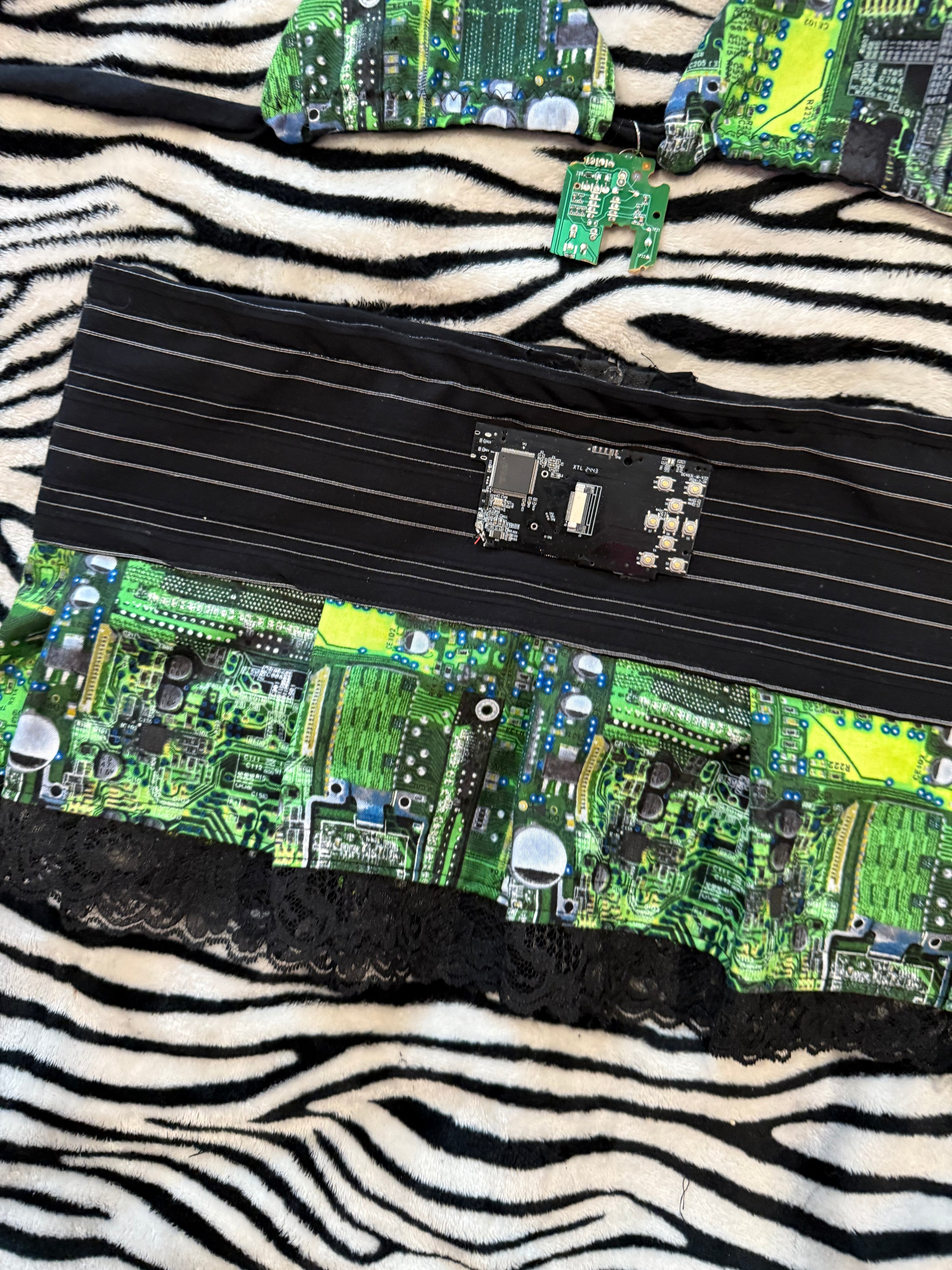 circuit board pinstripe rave set size xs
