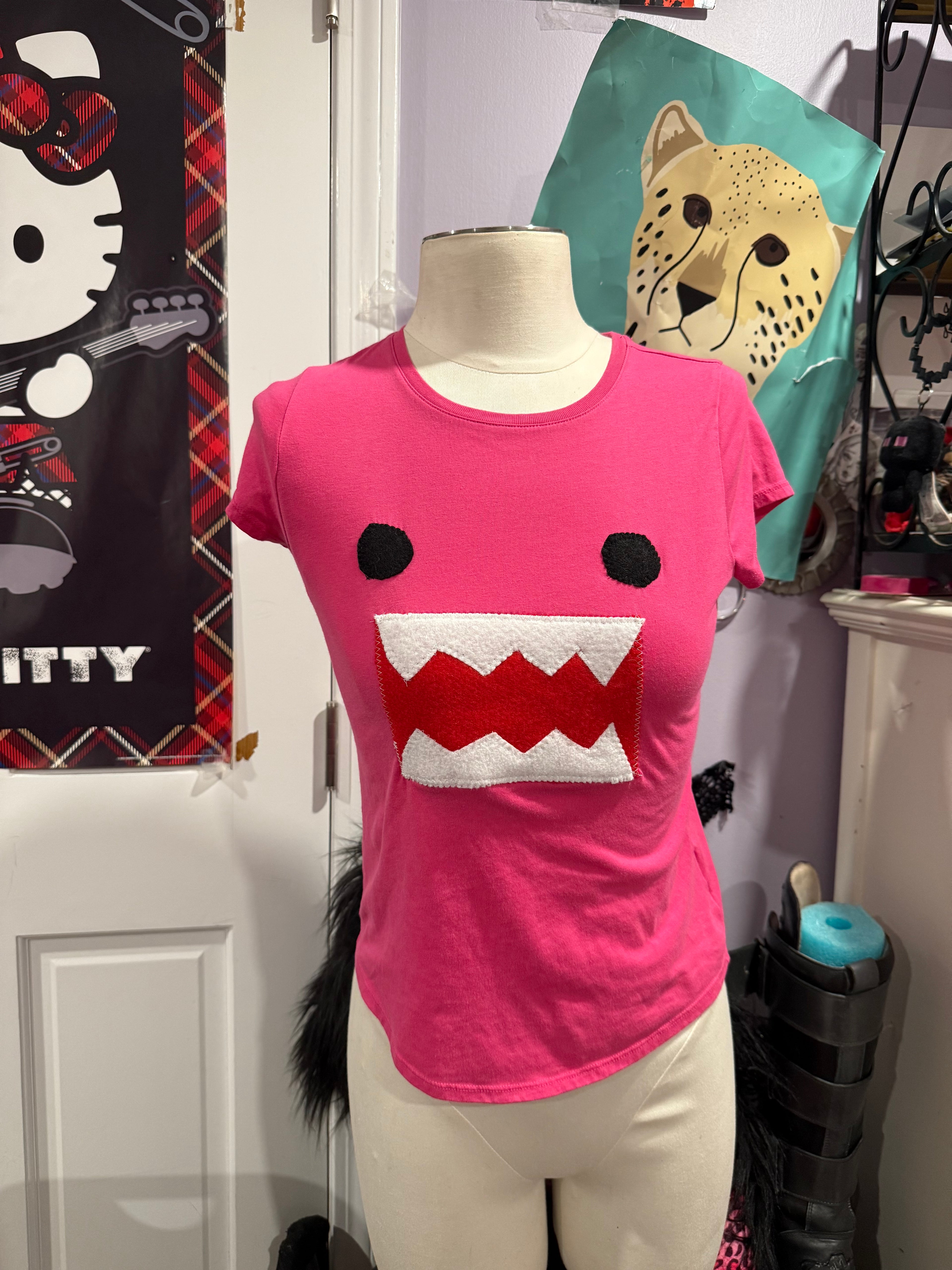 hot pink domo tee size xs/s