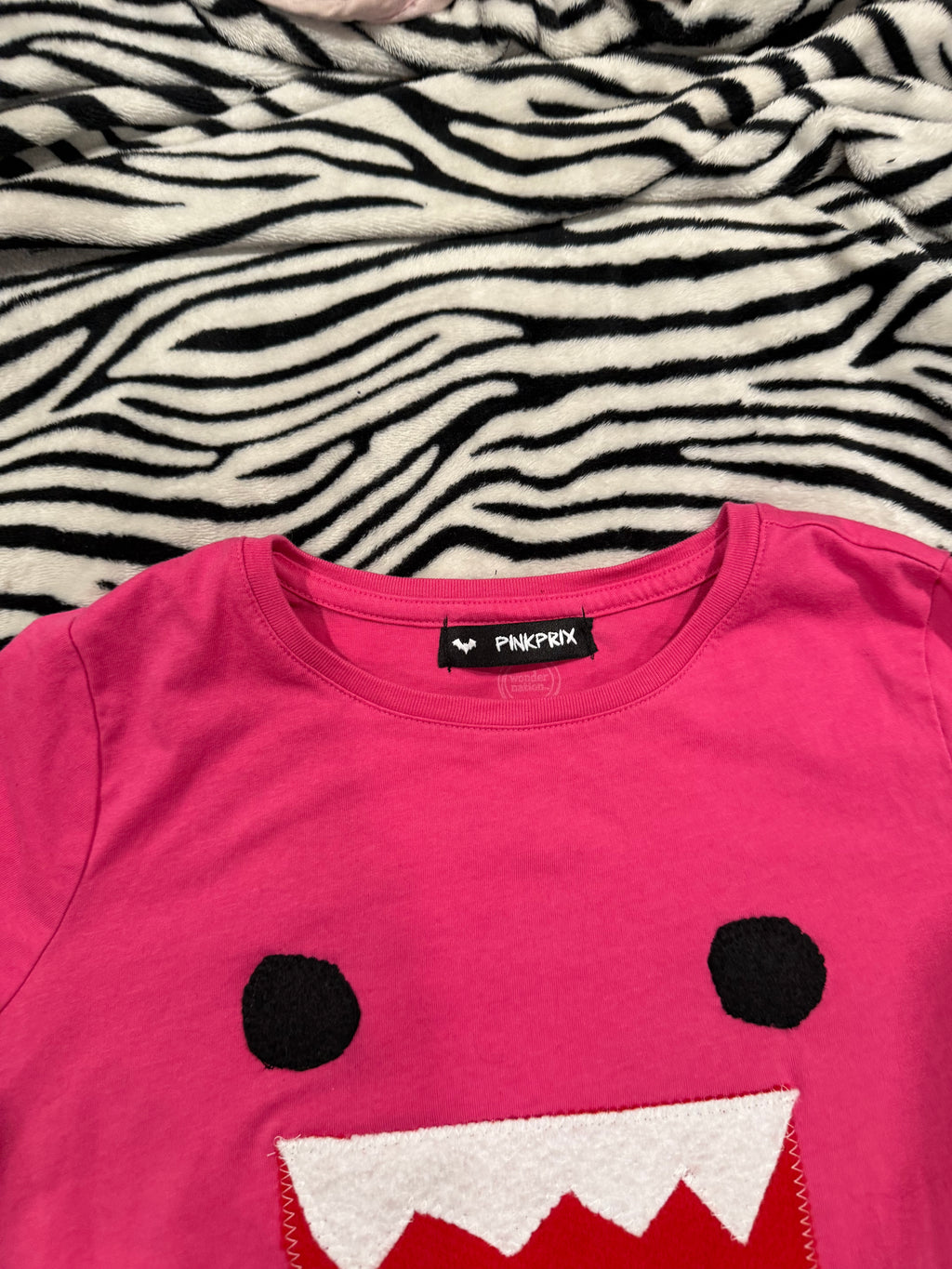 hot pink domo tee size xs/s