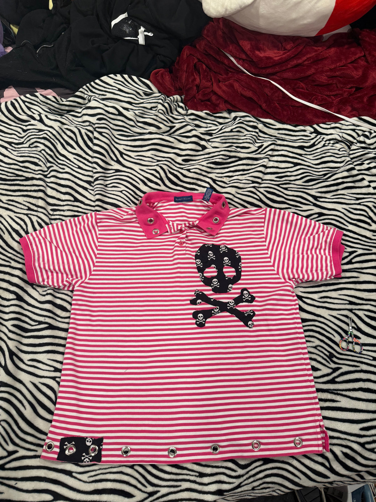 pink & white skull polo size xl