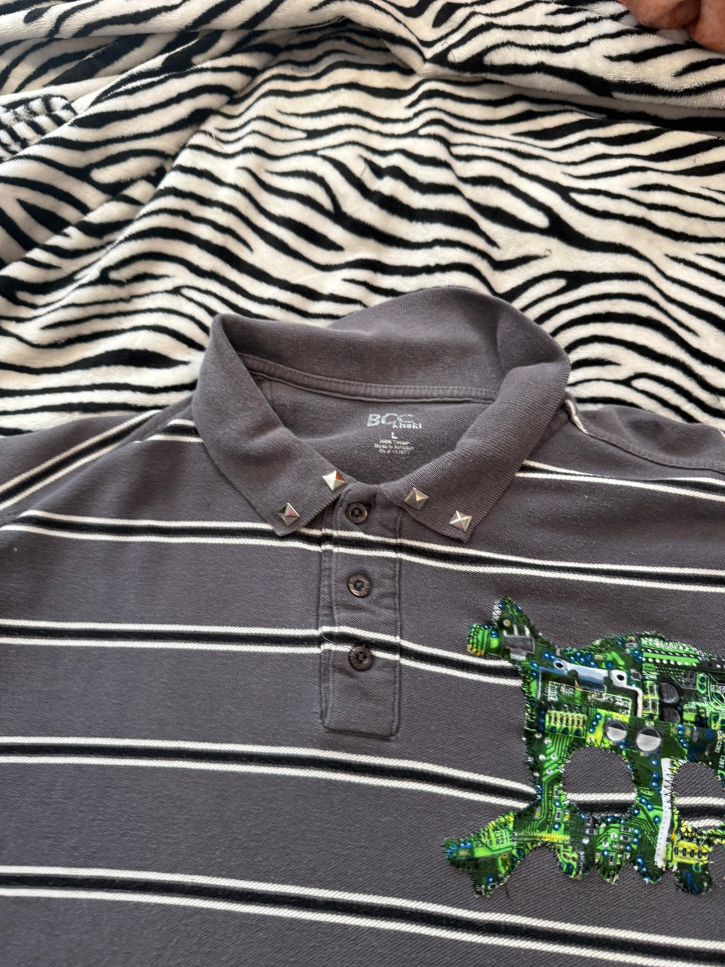 circuit board skull polo size men’s L