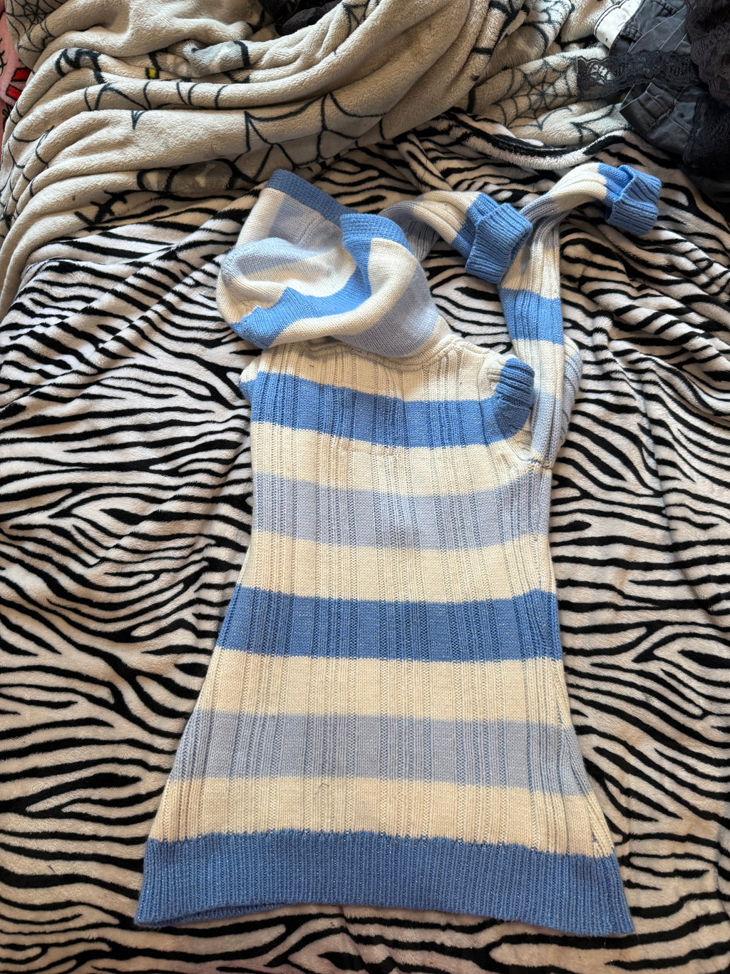 blue & white domo sweater size xs/s