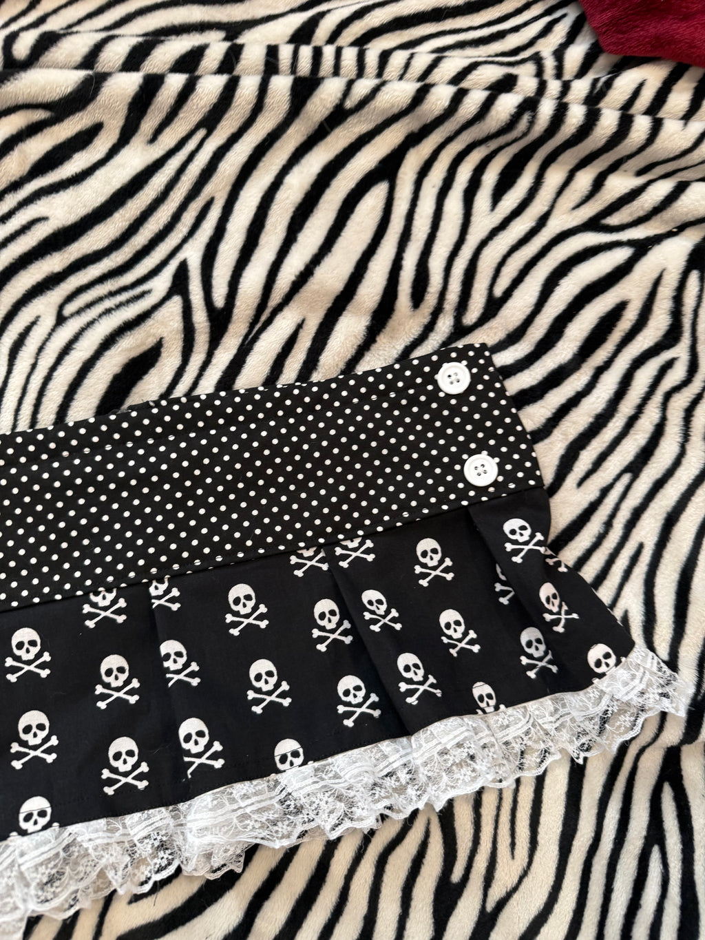 polka dot button skull skirt size xs