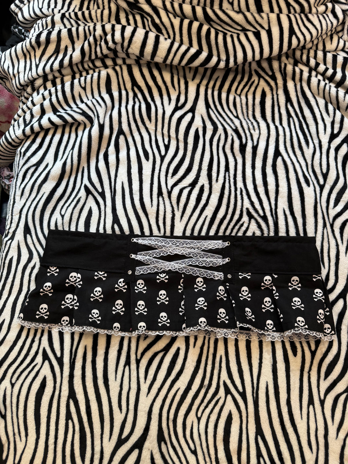lace up skull skirt size L