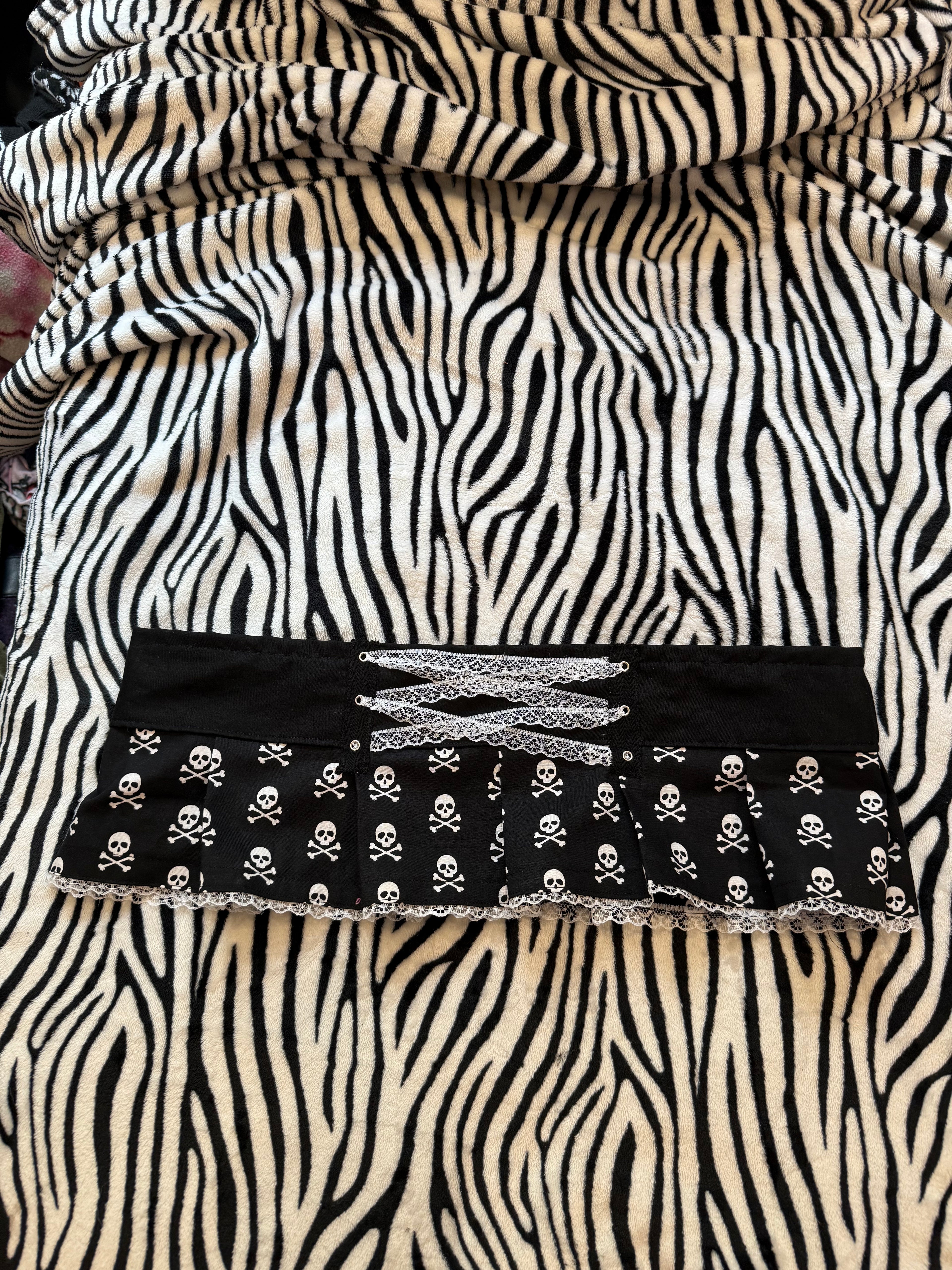 lace up skull skirt size L