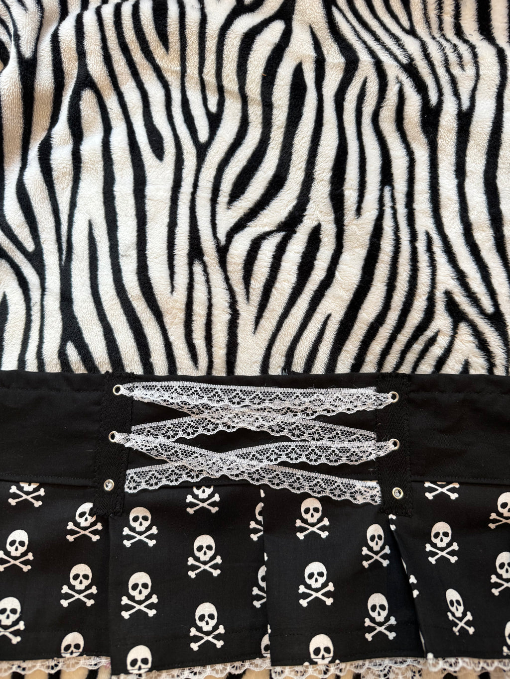 lace up skull skirt size L