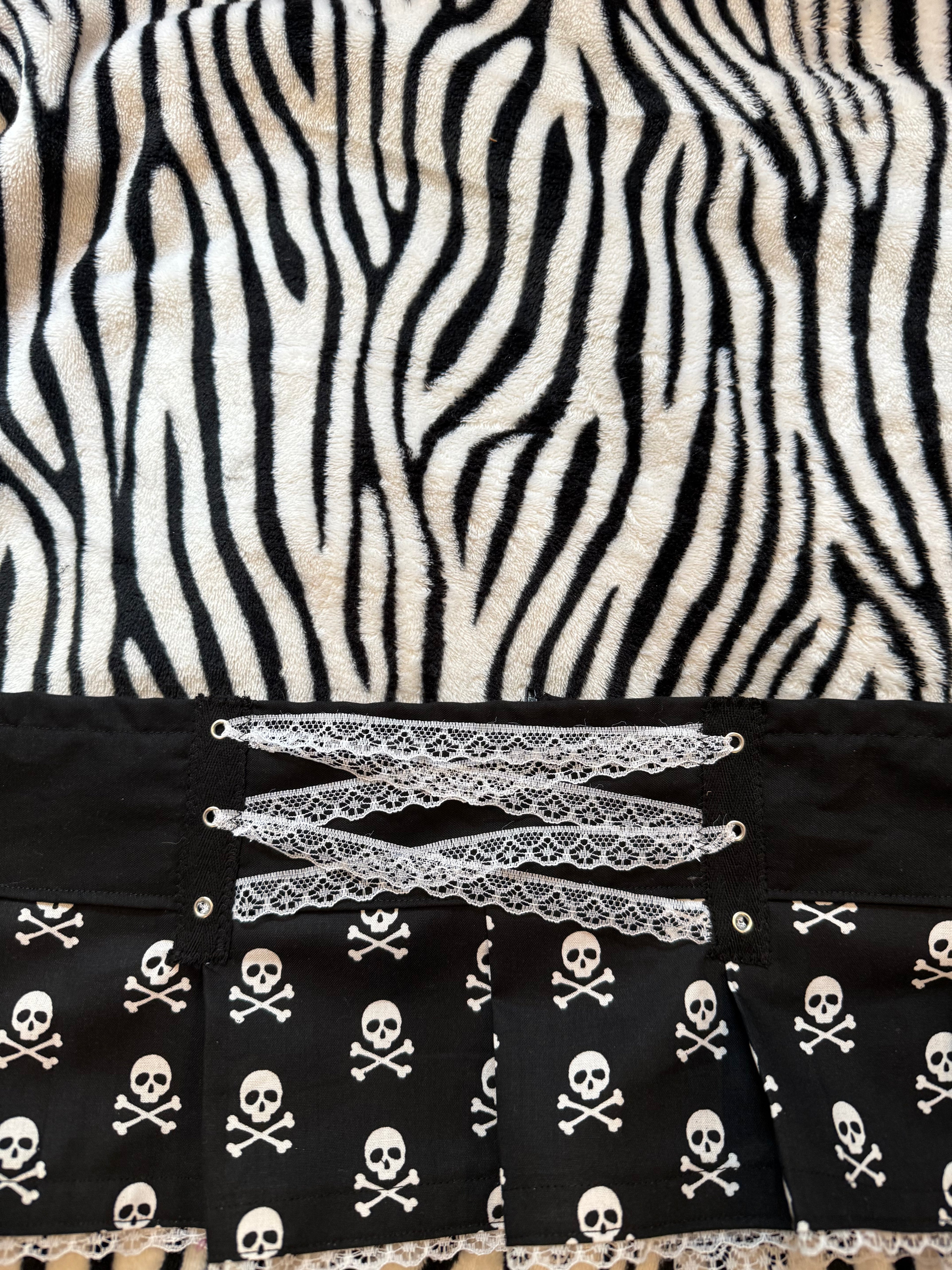 lace up skull skirt size L