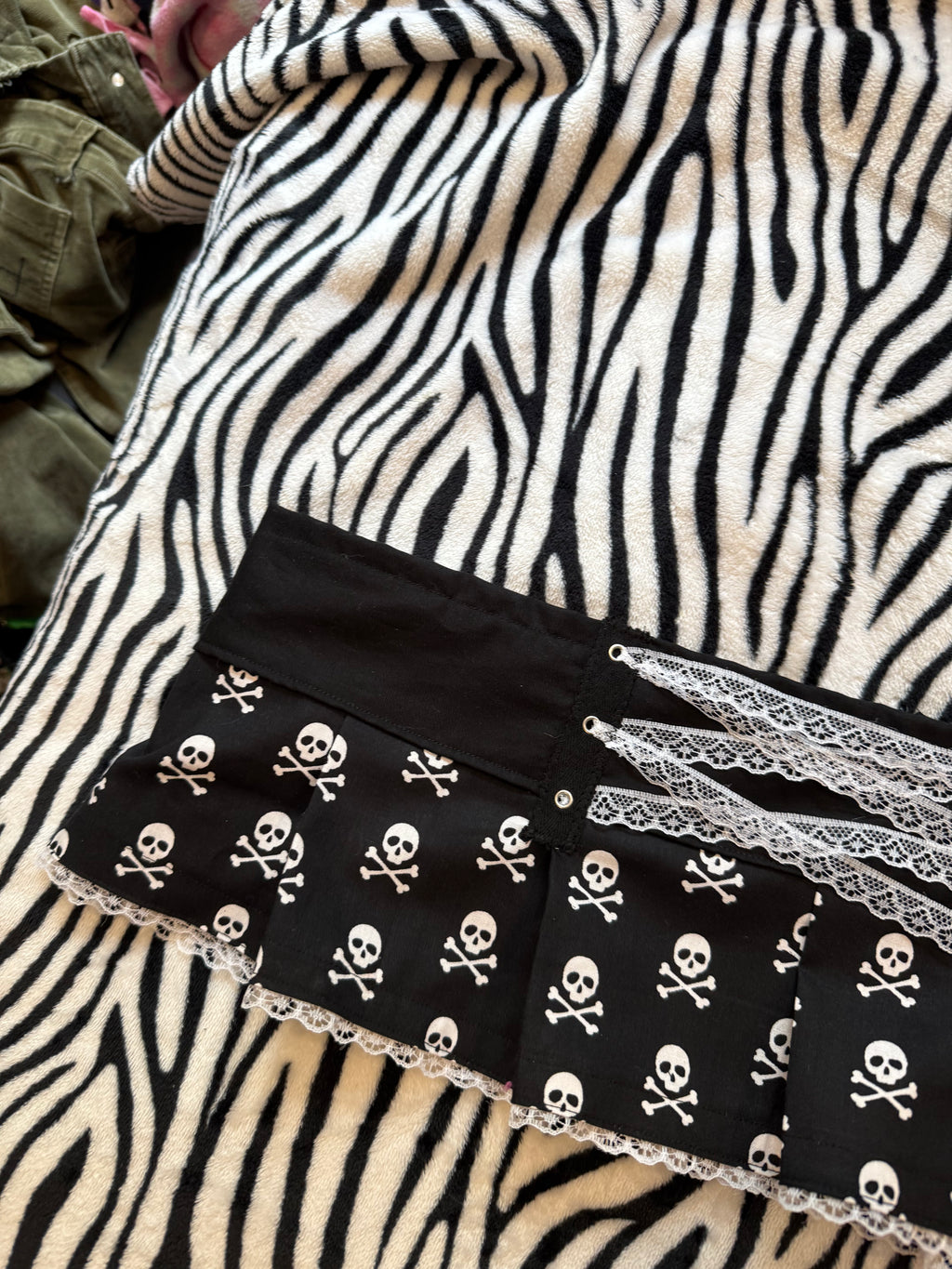 lace up skull skirt size L
