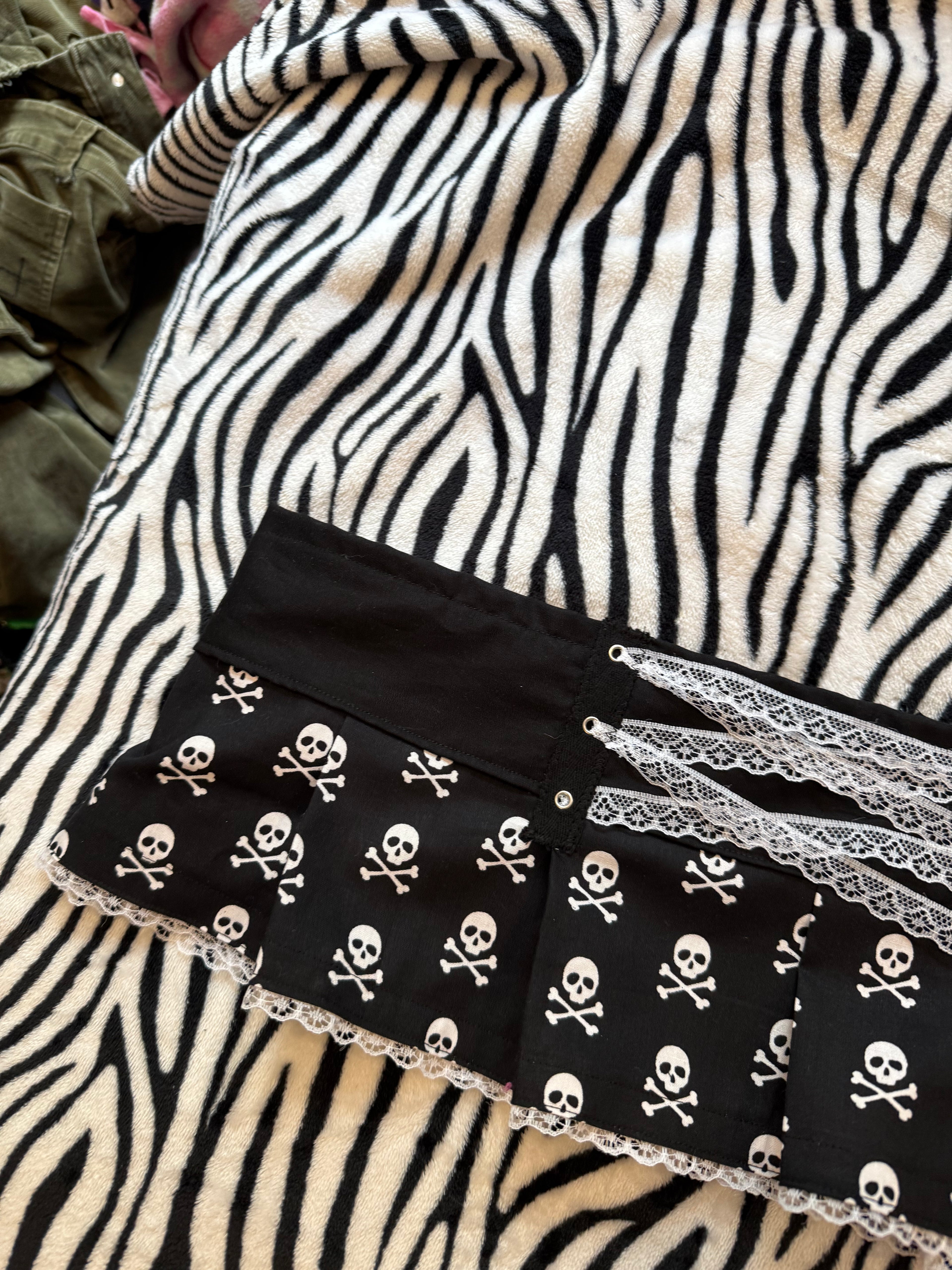 lace up skull skirt size L