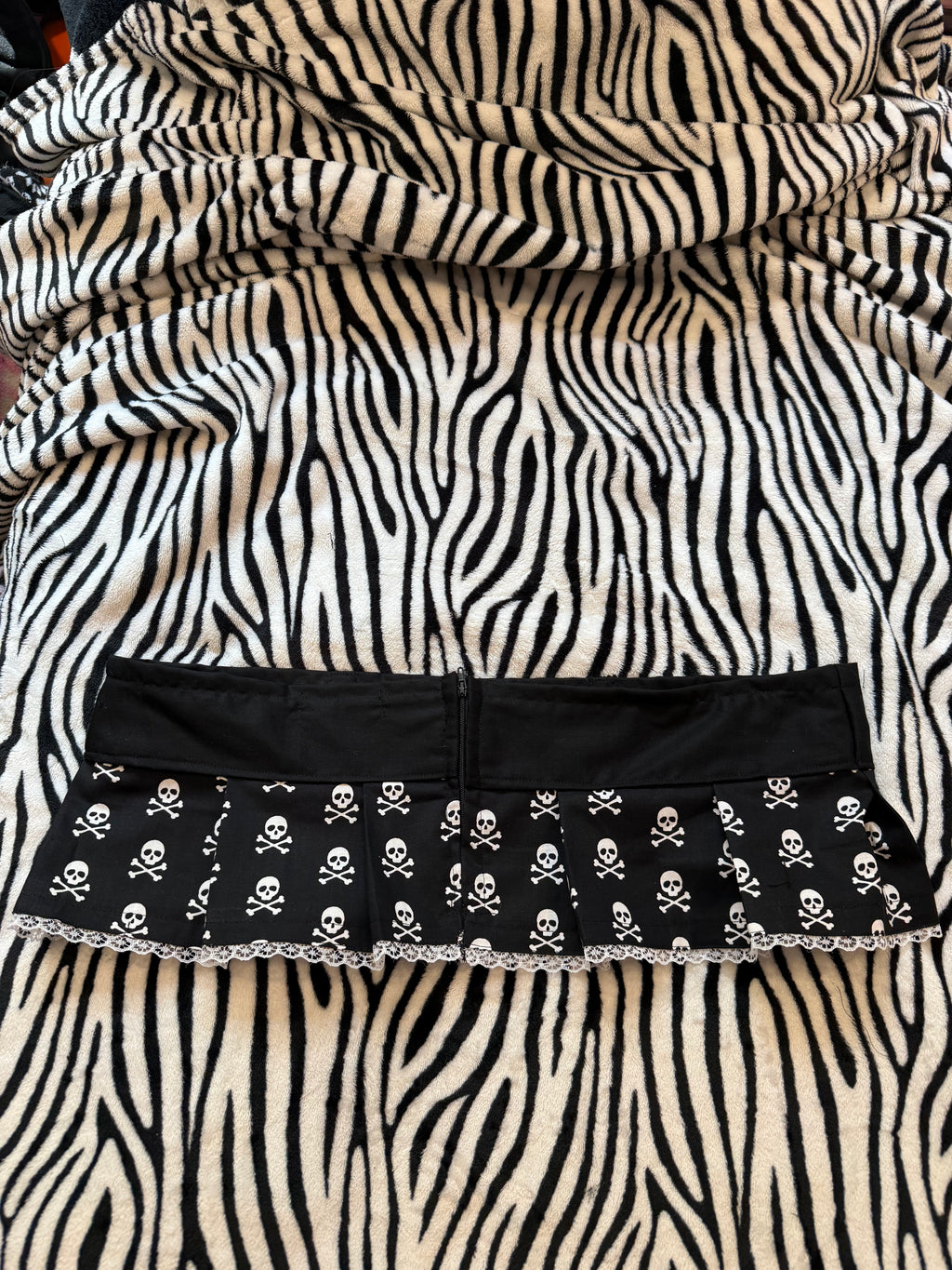 lace up skull skirt size L