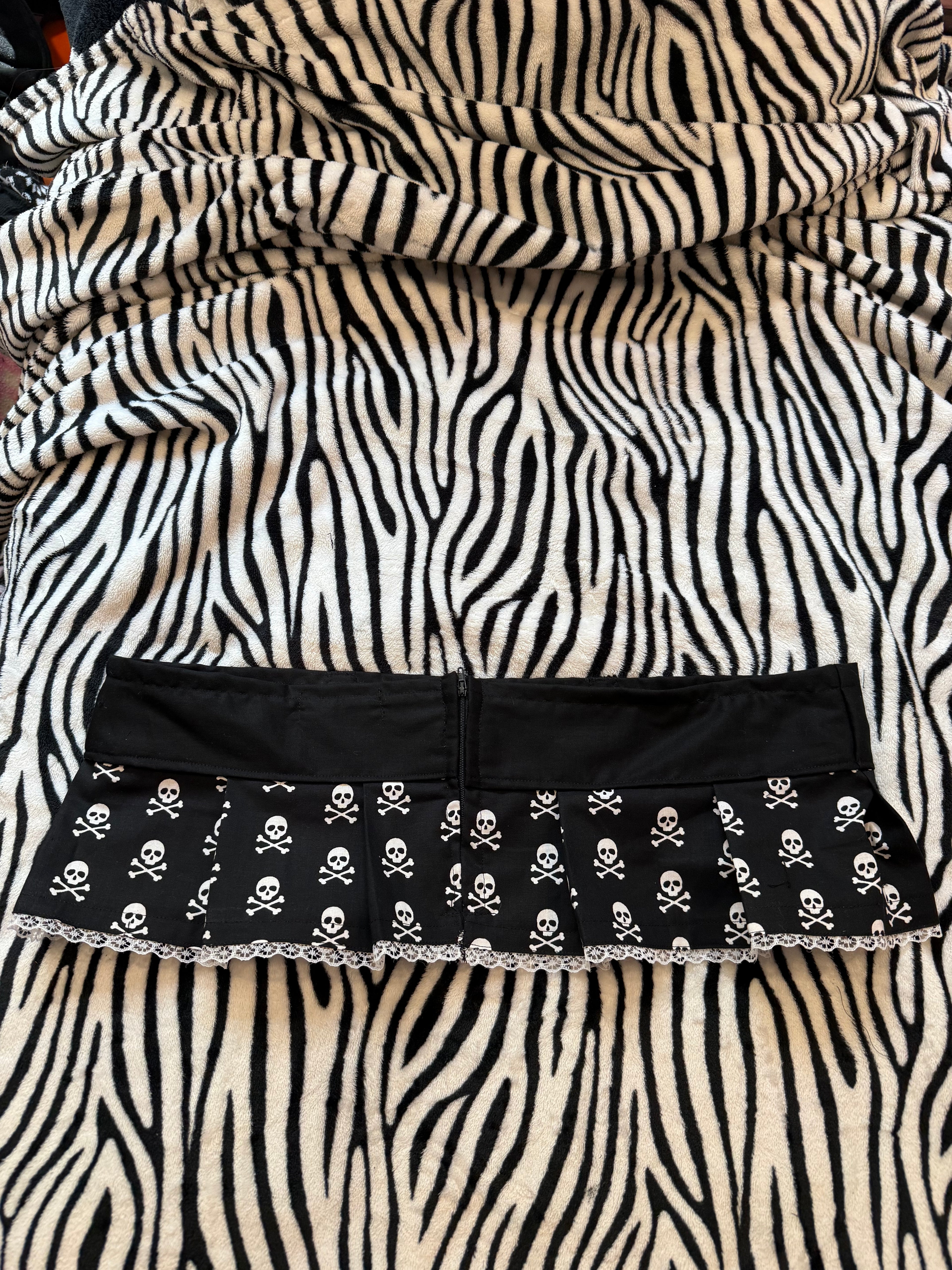 lace up skull skirt size L