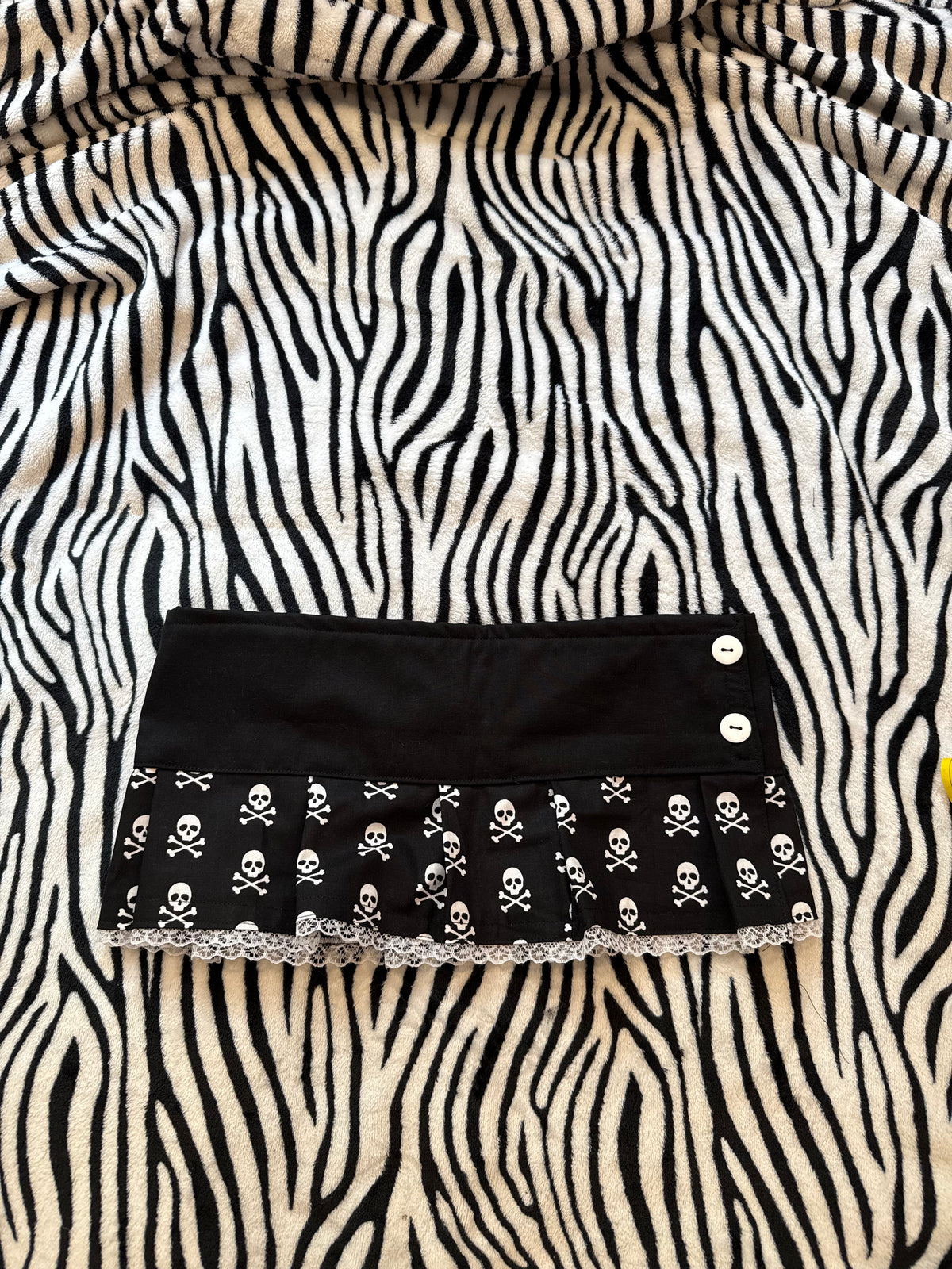 skull lace button skirt size xxs/xs