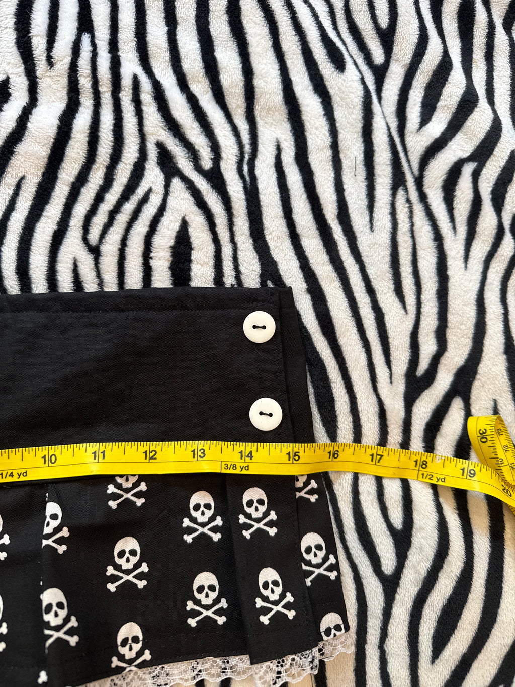 skull lace button skirt size xxs/xs