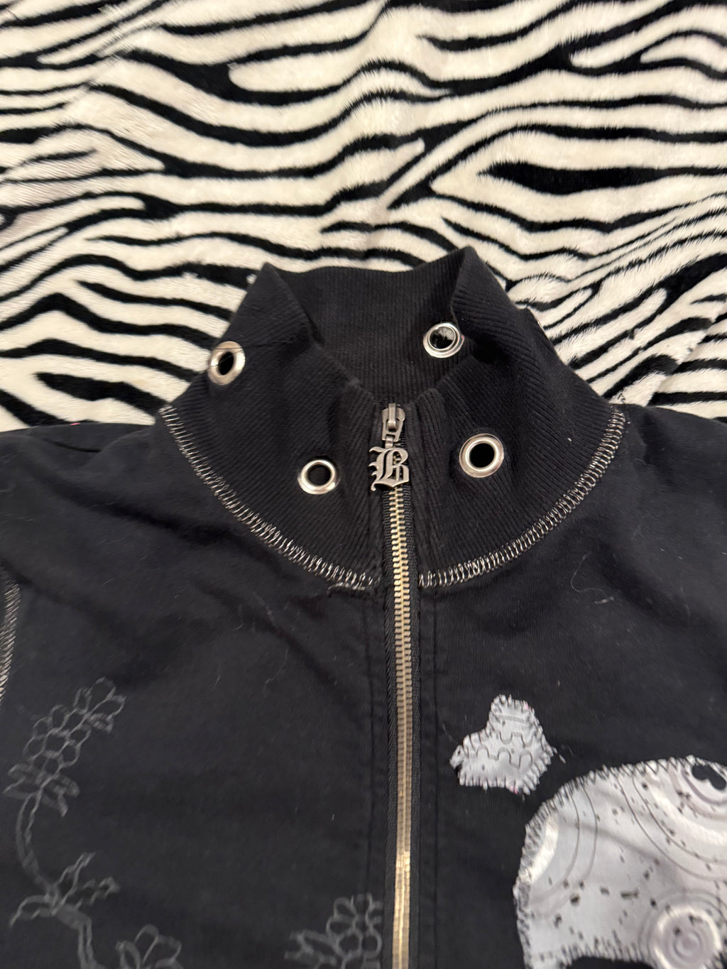 grey & black skull embroidered zip up size s