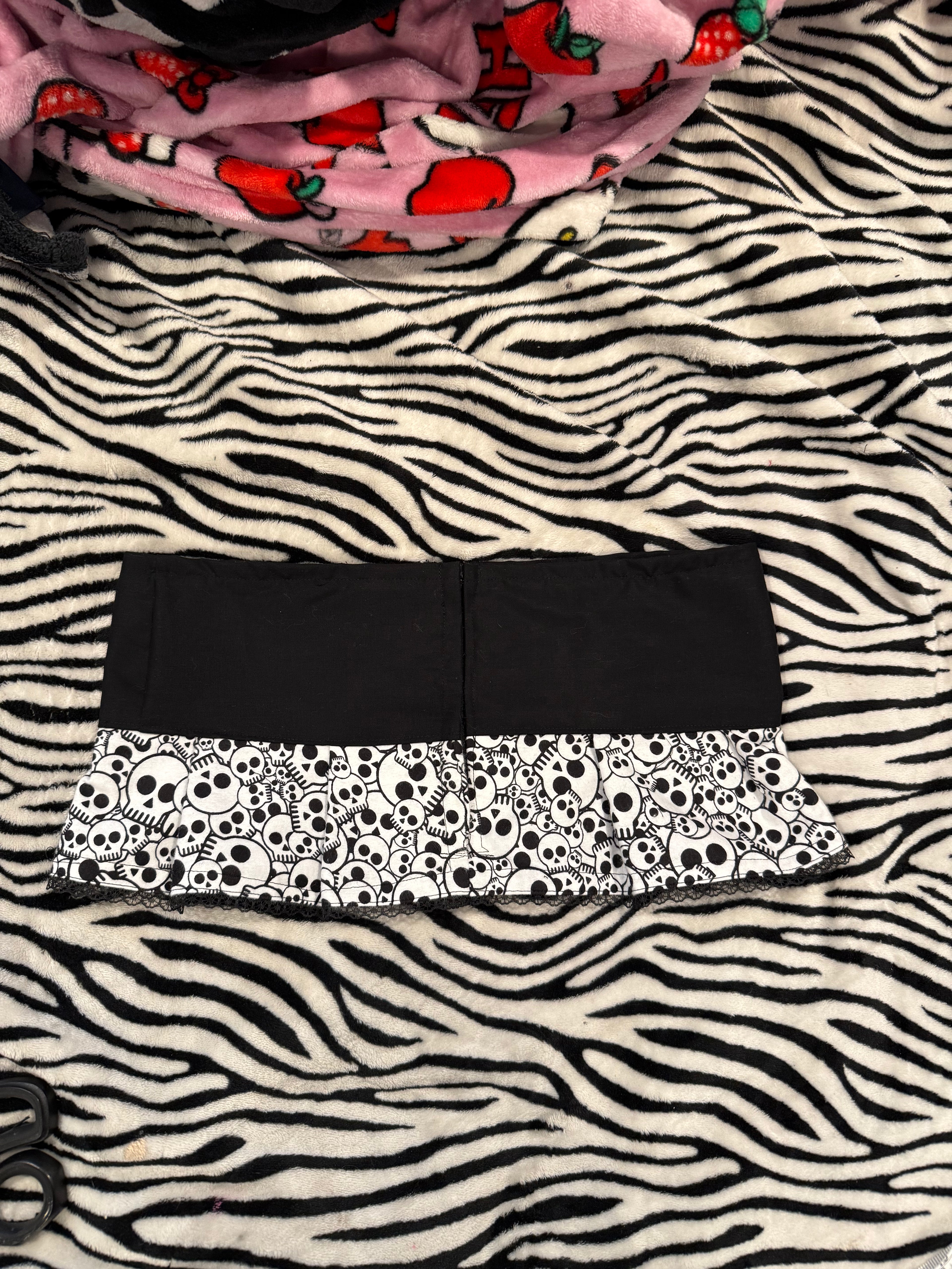 black & white skull skirt size s