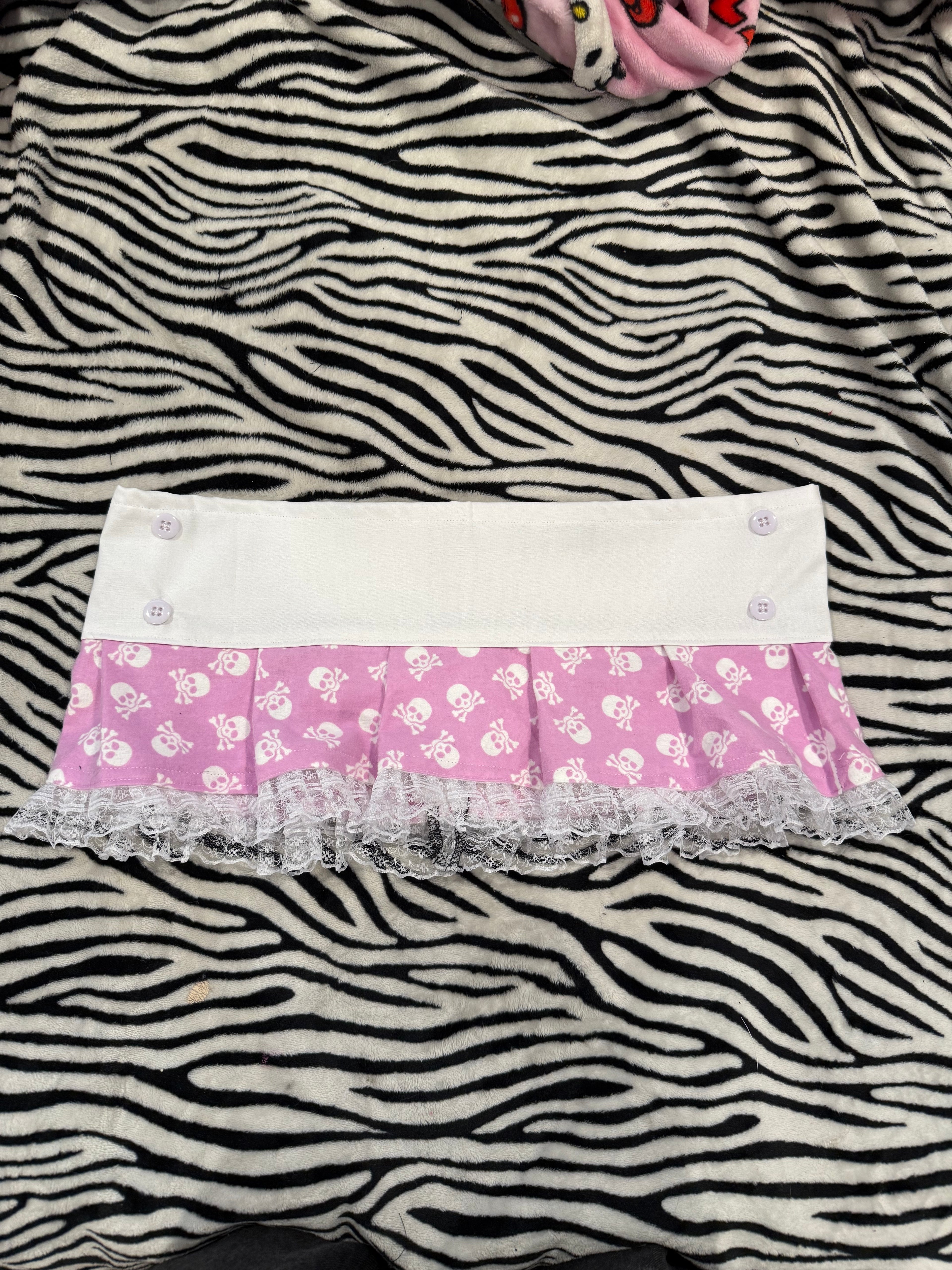 pink & white skull button skirt size L