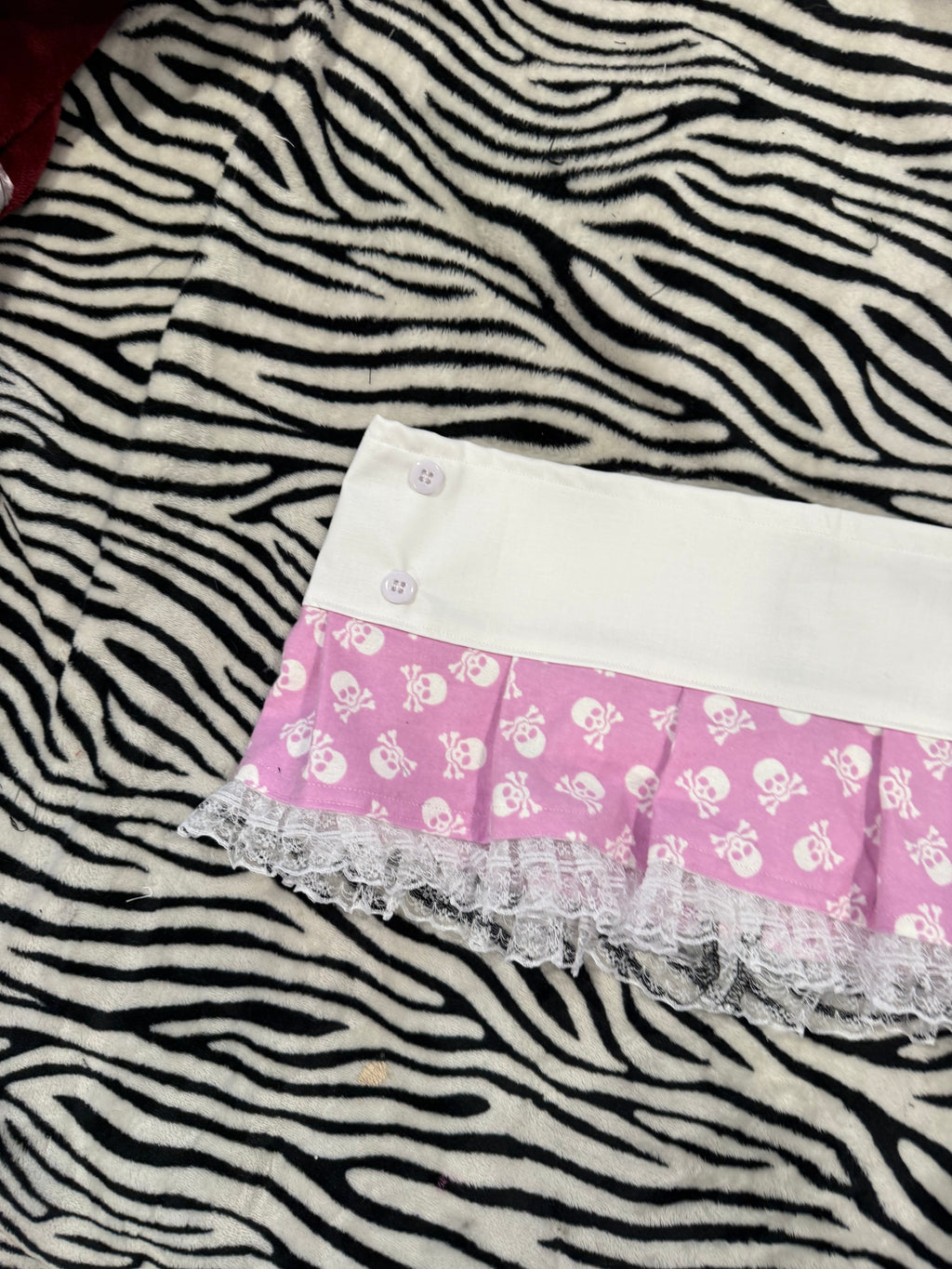 pink & white skull button skirt size L