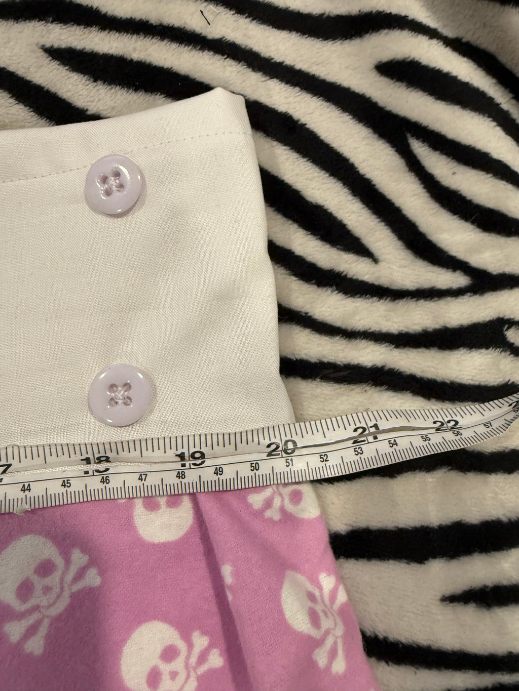 pink & white skull button skirt size L