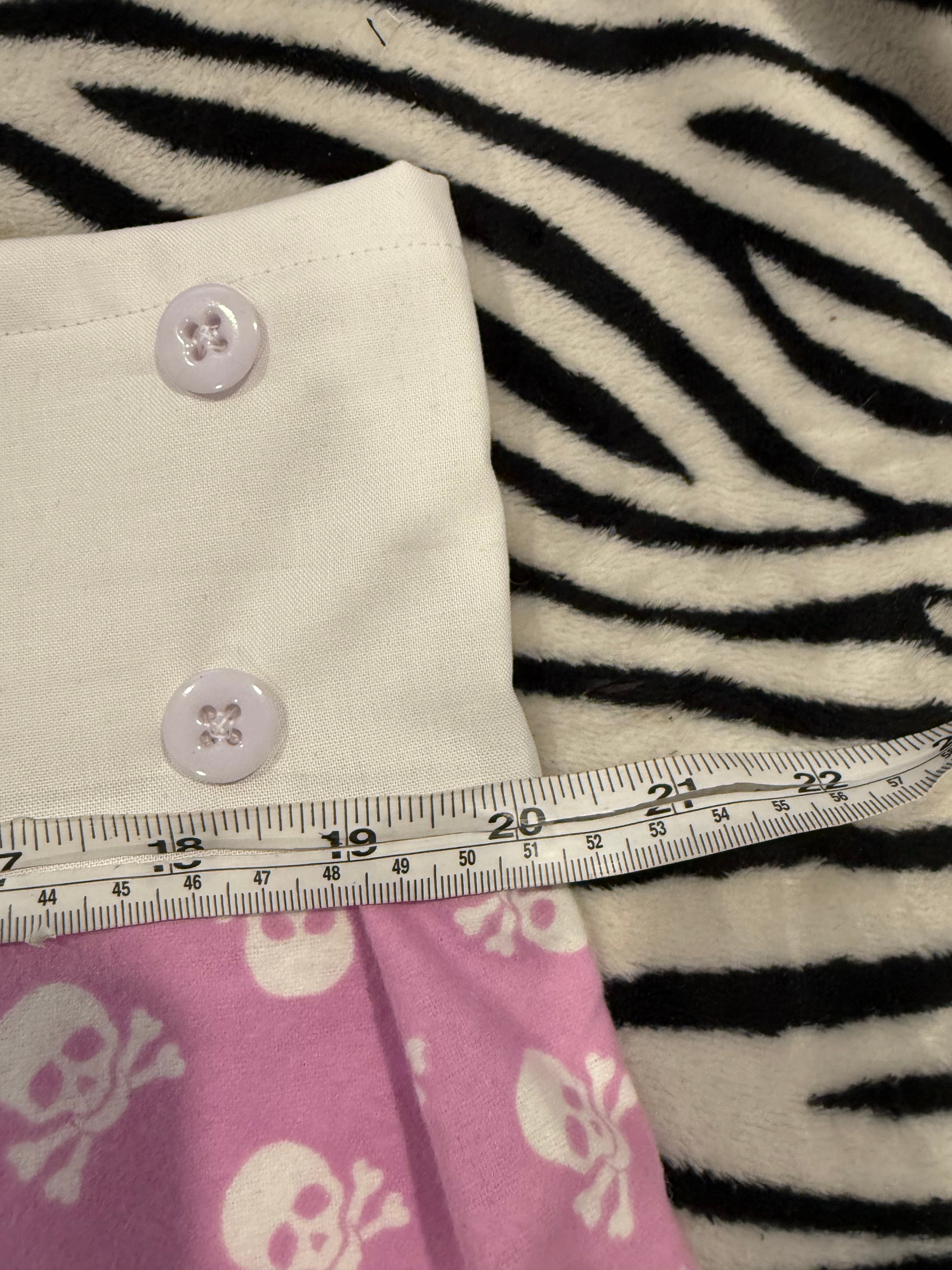 pink & white skull button skirt size L