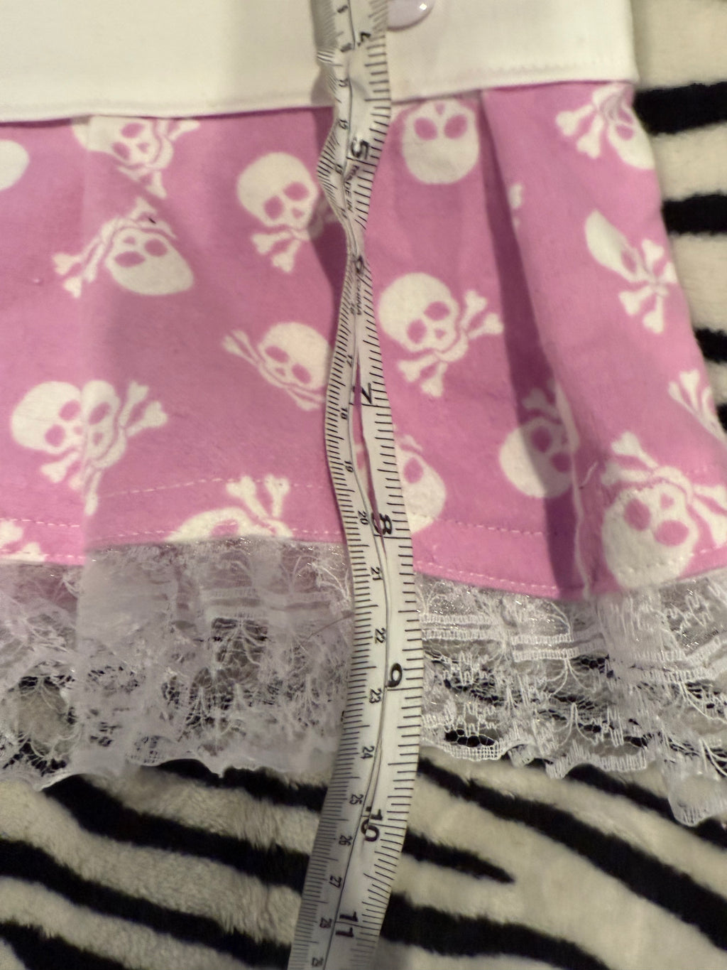 pink & white skull button skirt size L