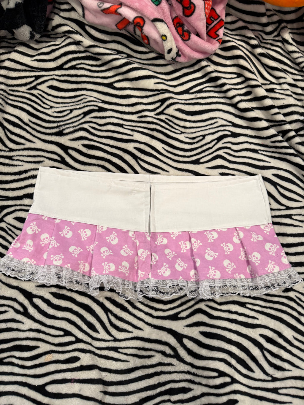 pink & white skull button skirt size L