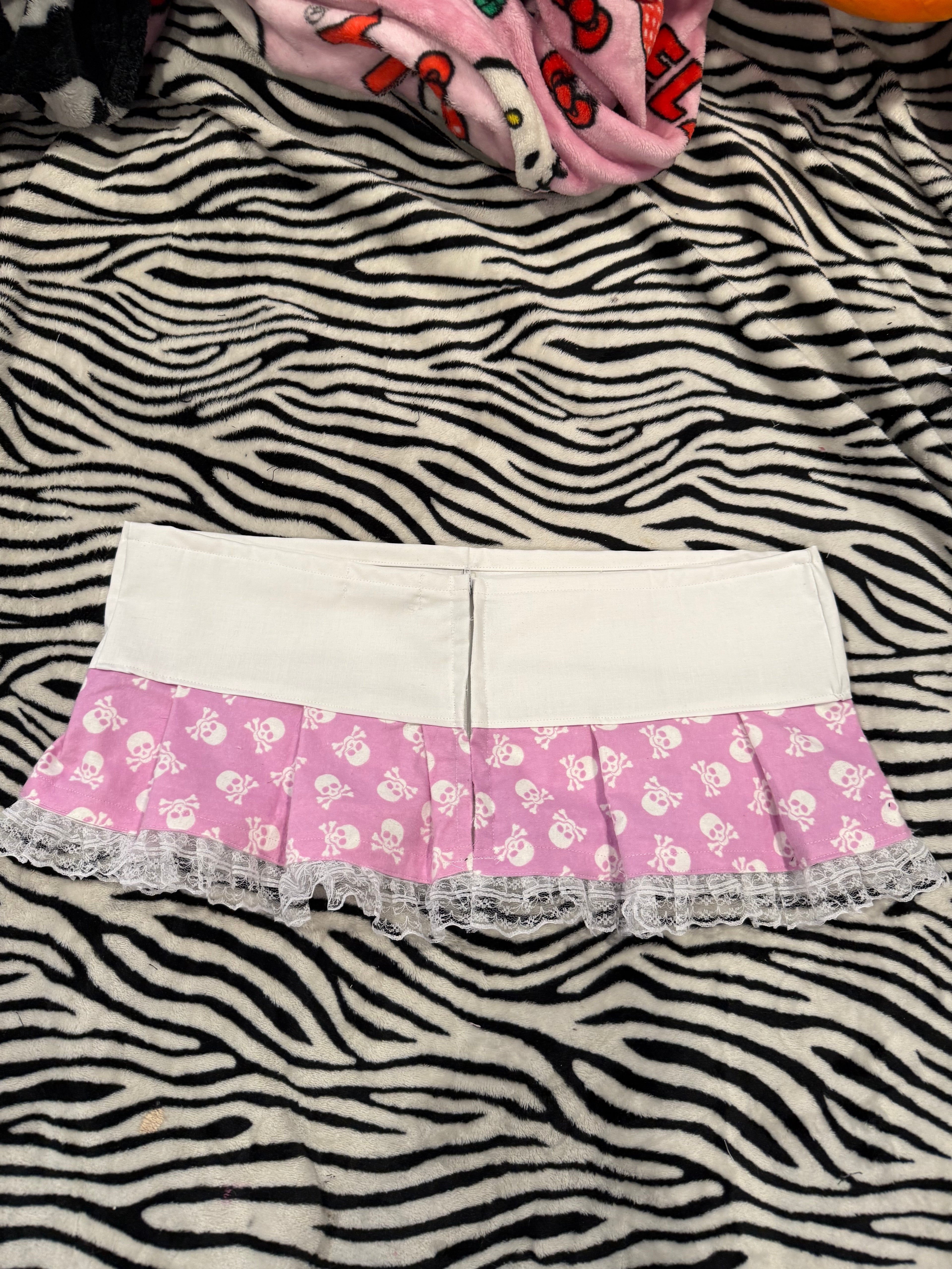 pink & white skull button skirt size L