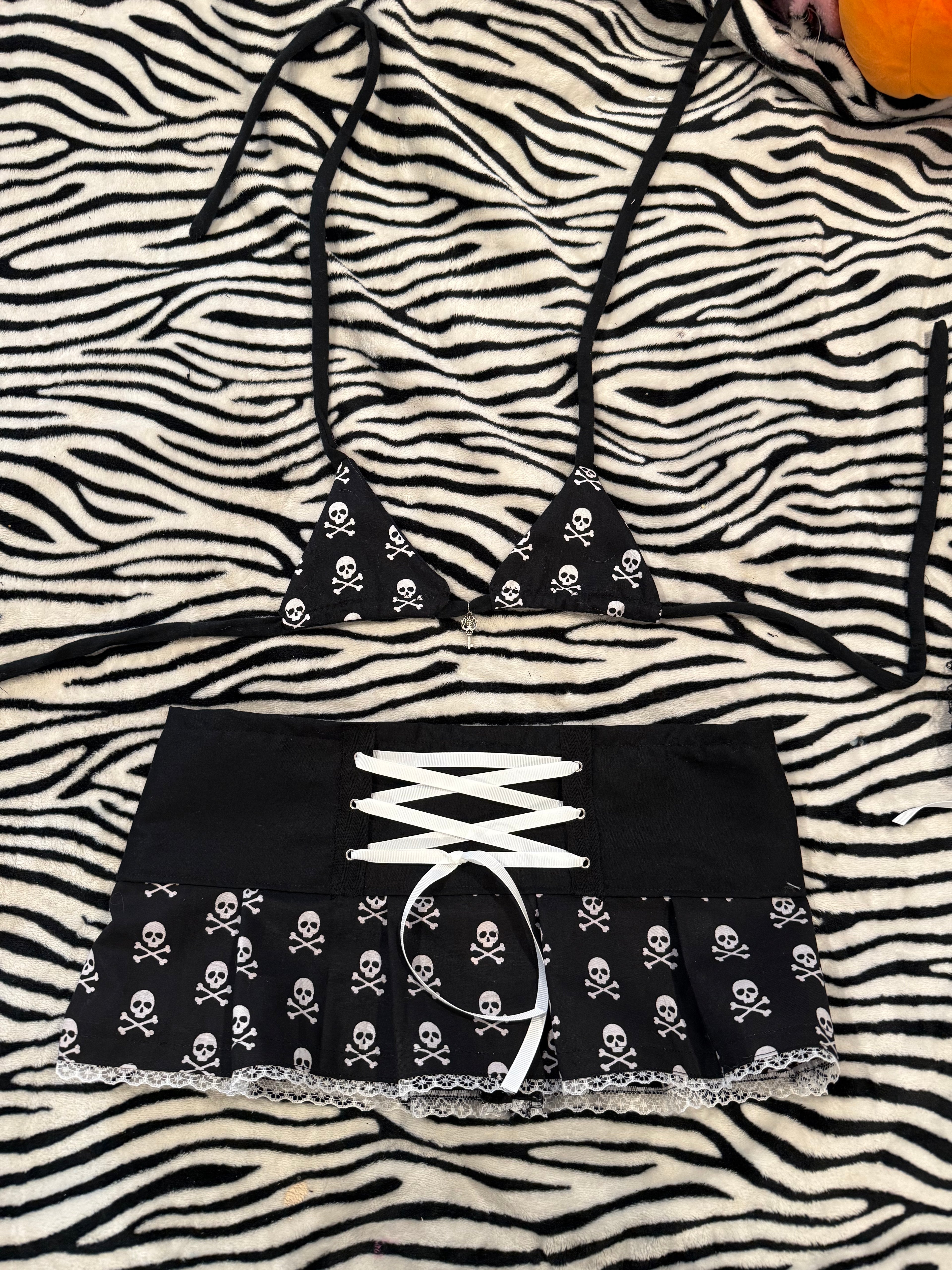 black & white skull lace up set size xs