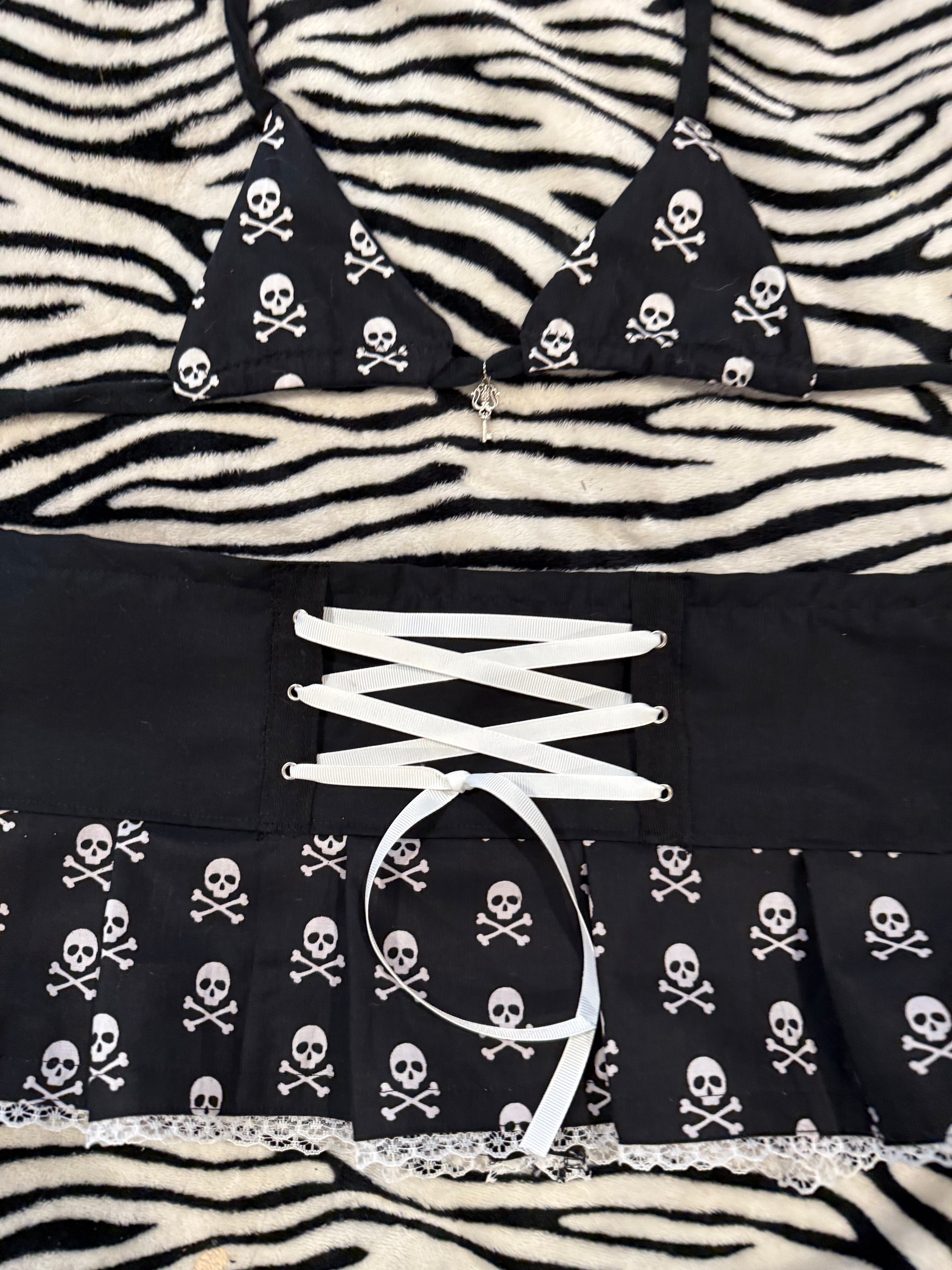 black & white skull lace up set size xs
