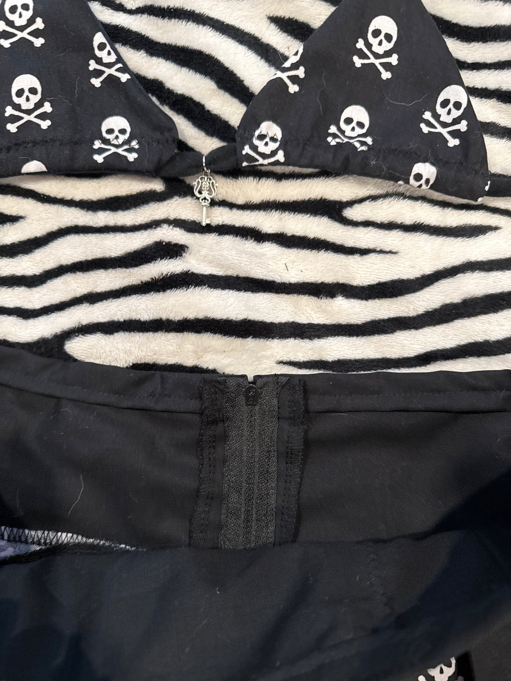 black & white skull lace up set size xs