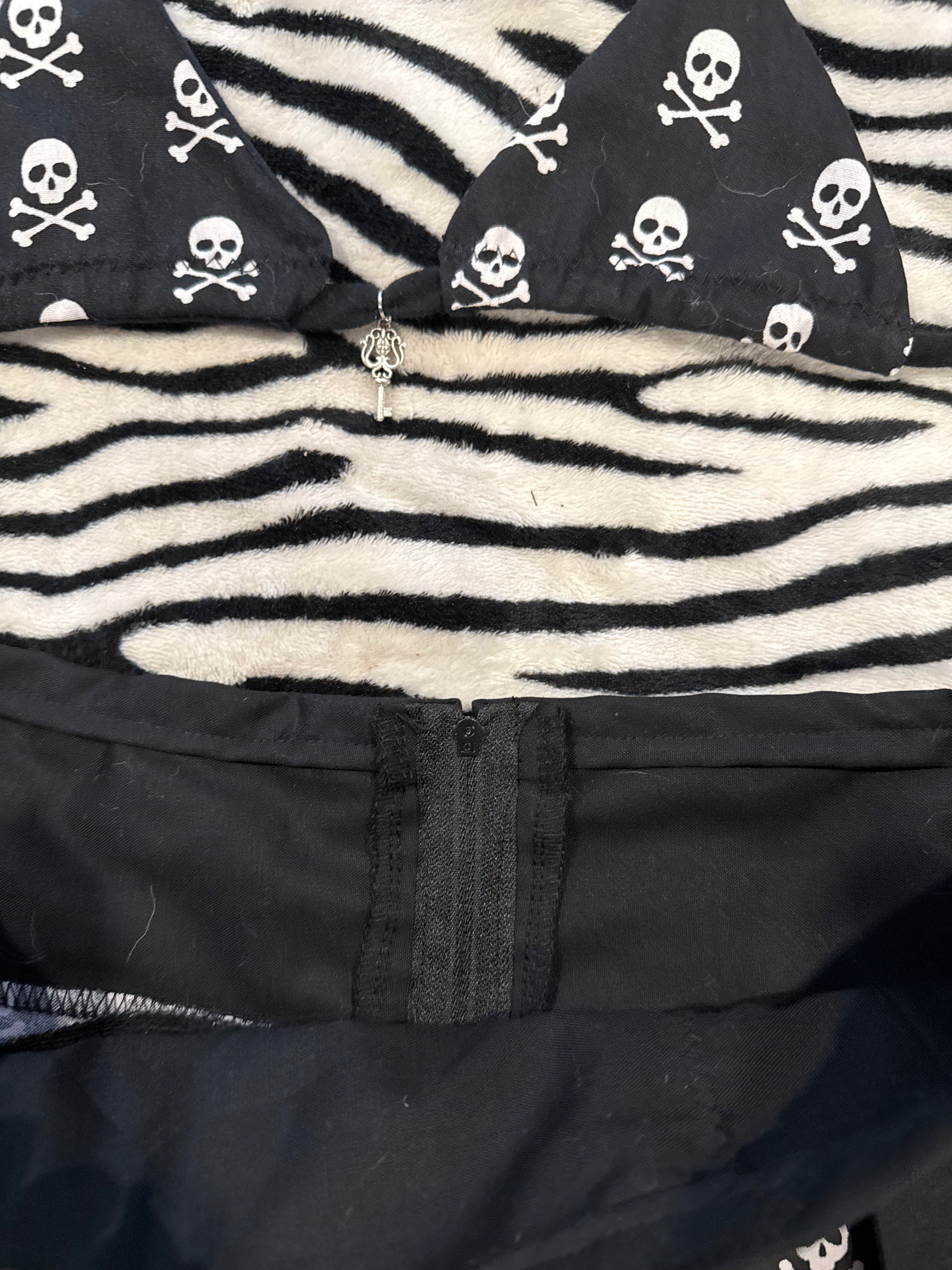 black & white skull lace up set size xs