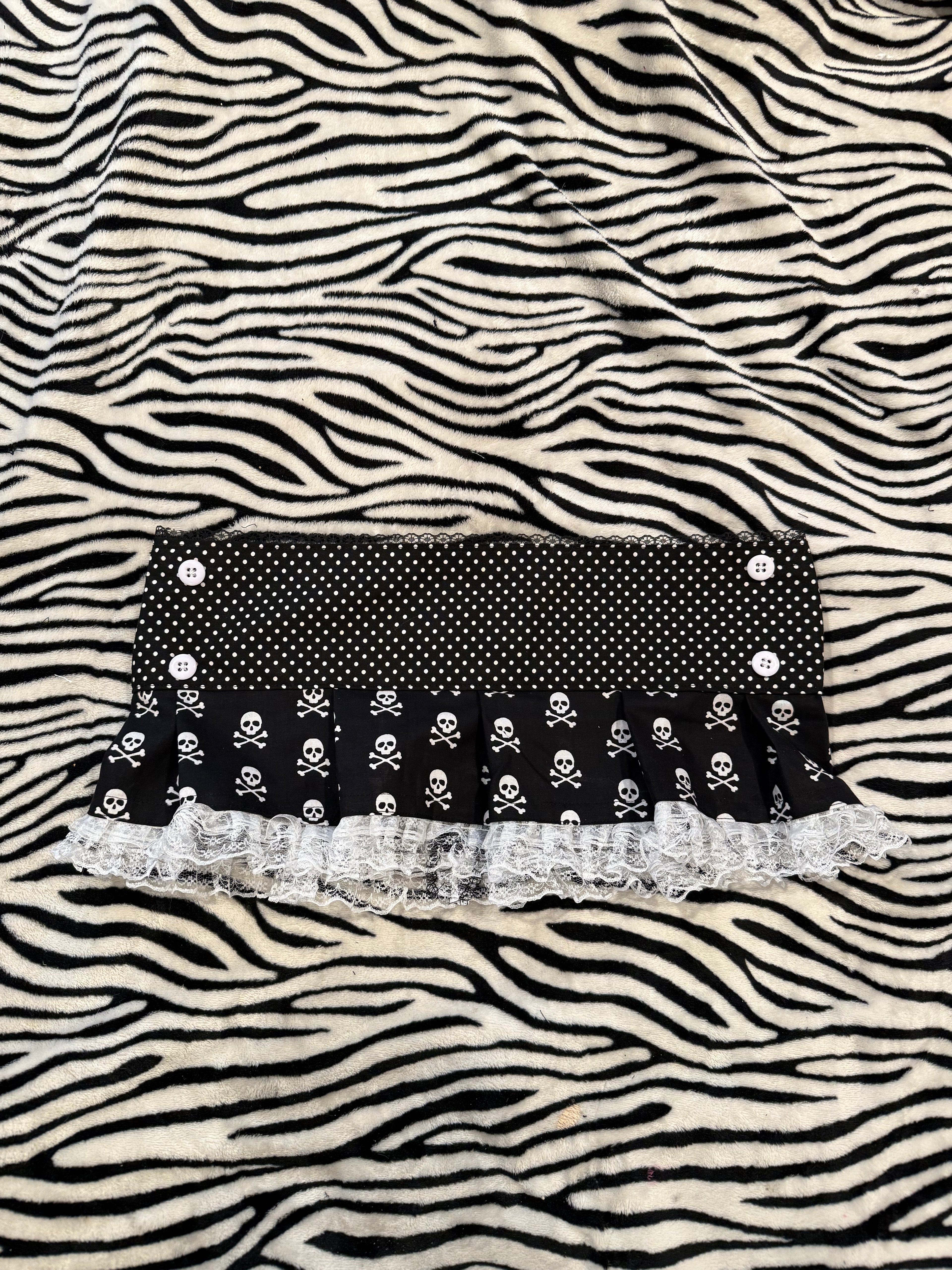 polka dot skull button skirt size m
