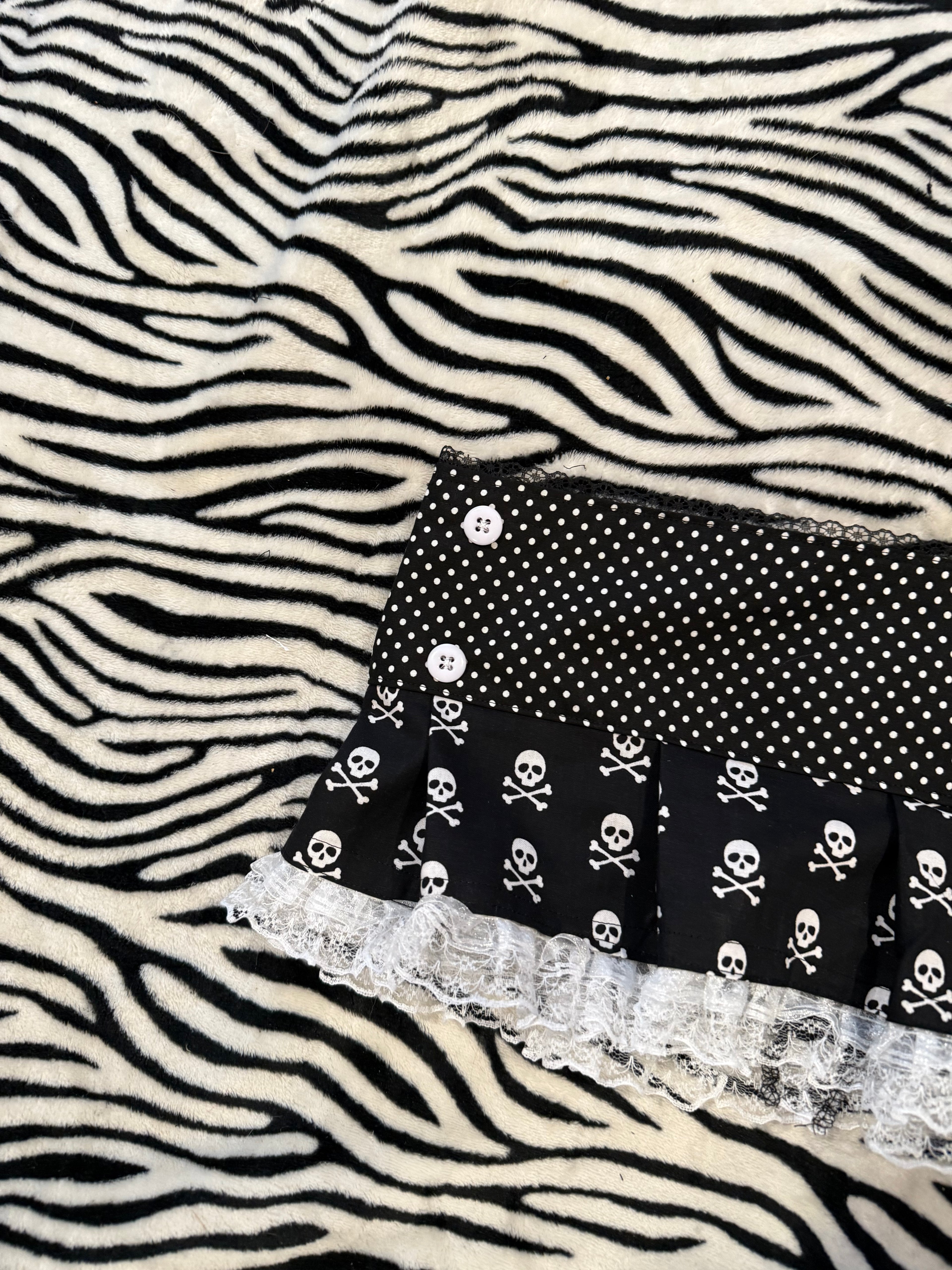 polka dot skull button skirt size m