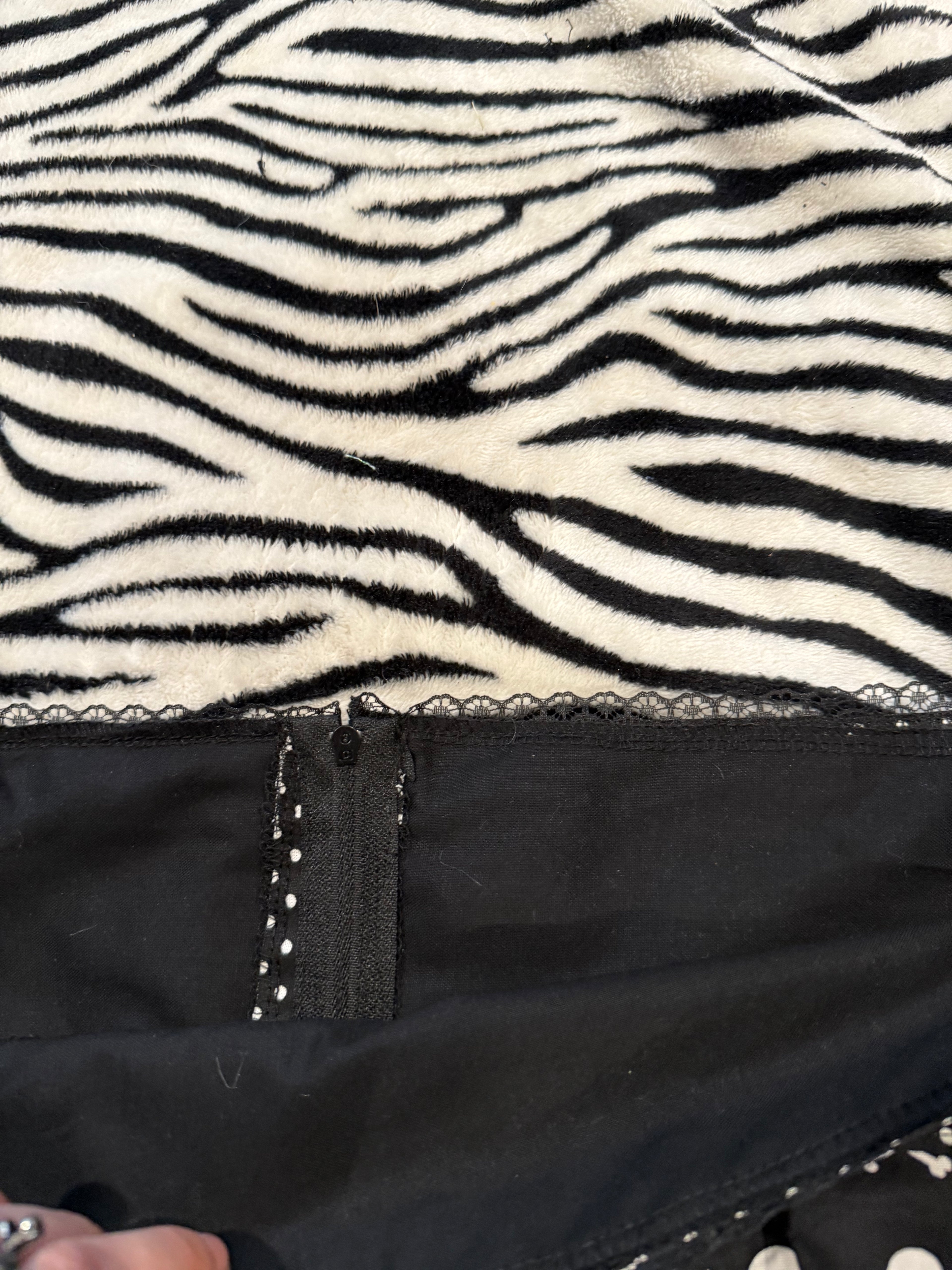 polka dot skull button skirt size m