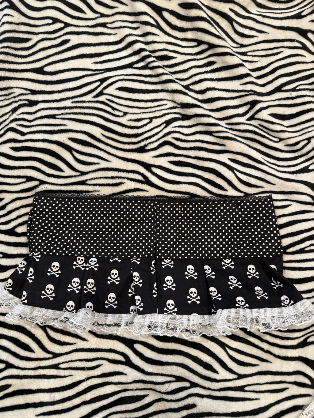 polka dot skull button skirt size m