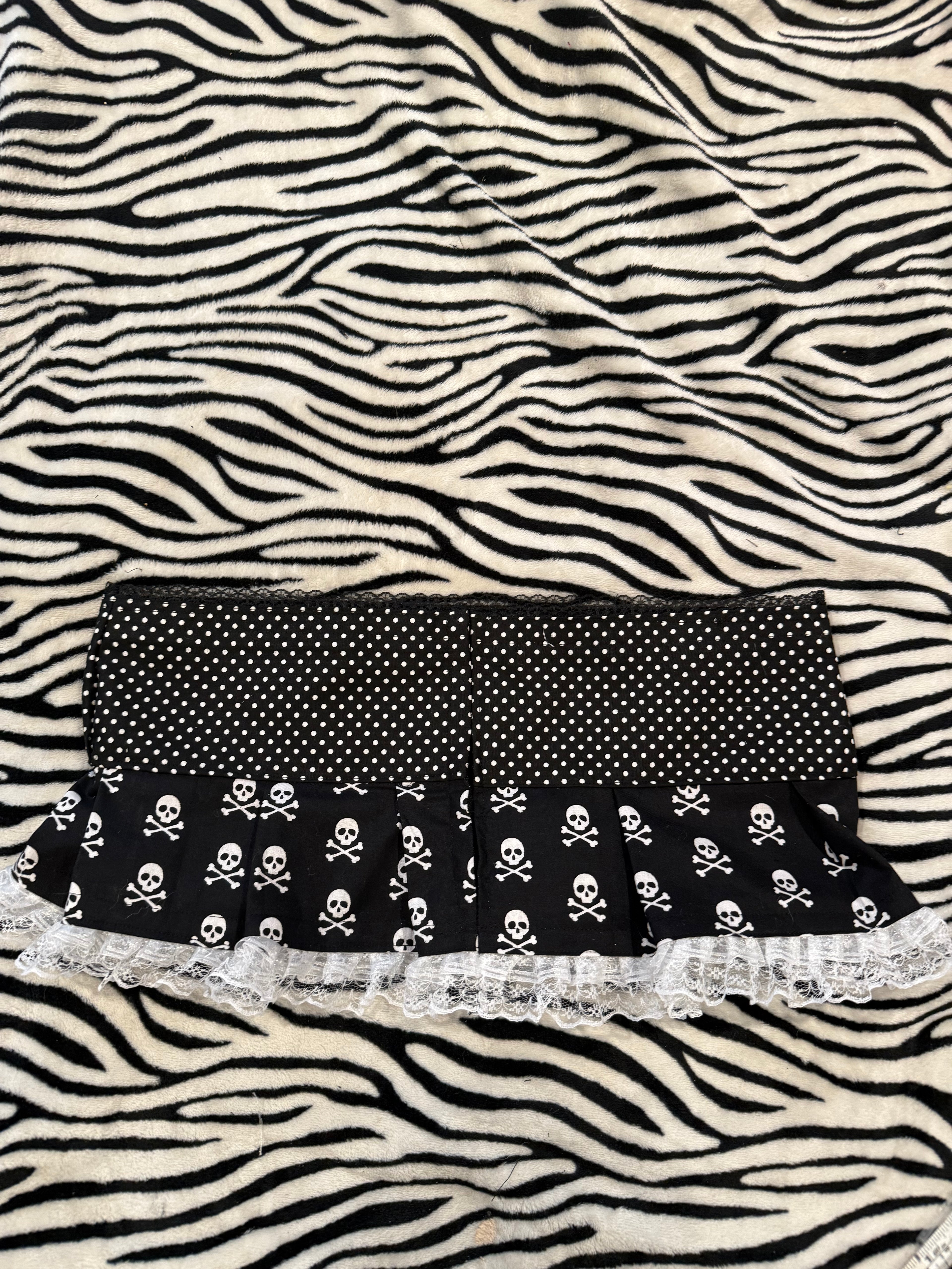 polka dot skull button skirt size m